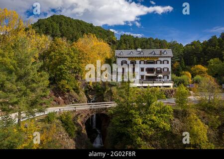 Luftaufnahme der Llobregat-Quelle an einem Herbstmorgen (Berguedà, Katalonien, Spanien, Pyrenäen) Stockfoto