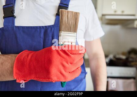 Maler oder Lackierer mit Pinsel als Symbol für Handwerk Und Renovierung Stockfoto