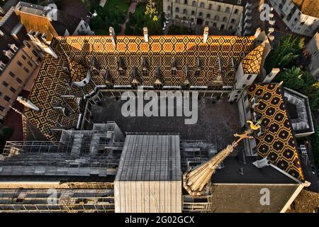 FRANKREICH. COTE D'OR (21) BEAUNE, L'HOTEL DIEU. (LUFTAUFNAHME) Stockfoto