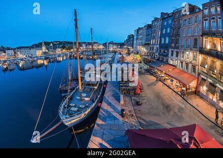 FRANKREICH - CALVADOS - 14 - HONFLEUR: DAS ALTE BECKEN UND DER QUAI SAINT CATHERINE IN DER ABENDDÄMMERUNG. HONFLEUR IST VOR DER ZEITPROBE GERETTET UND HAT BEWEISE FÜR SEINE BEWAHRT Stockfoto