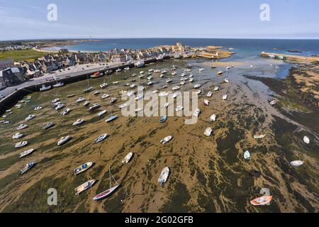 FRANKREICH - MANCHE - 50 - BARFLEUR: DER STRANDHAFEN. IM HINTERGRUND DAS ALTE DORF UND DIE KIRCHE DES HEILIGEN NIKOLAUS. ERST HAFEN VON DER ANGLO-NORM Stockfoto