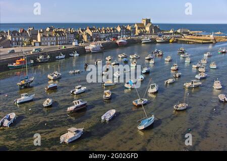 FRANKREICH - MANCHE - 50 - BARFLEUR: DER STRANDHAFEN. IM HINTERGRUND DAS ALTE DORF UND DIE KIRCHE DES HEILIGEN NIKOLAUS. ERSTER HAFEN DER ANGLO-NORMA Stockfoto