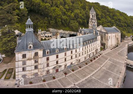 FRANKREICH - DORDOGNE - 24 - BRANTOME: BLICK AUF DIE BENEDIKTINERABTEI VOM PONT COUDE. RECHTS, DER FLUSS DRONNE, DIE UMLIEGENDE STADT. BRANTOME BEFINDET SICH IN Stockfoto