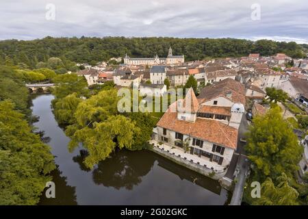 FRANKREICH - DORDOGNE - 24 - BRANTOME: PERIGORDINE-HAUS AM UFER DES FLUSSES DRONNE. BRANTOME LIEGT AUF EINEM HÜGEL, UMGEBEN VON DEM FLUSS DRONNE, HENC Stockfoto