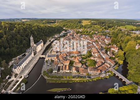 FRANKREICH - DORDOGNE - 24 - BRANTOME: PANORAMABLICK VOM WESTEN AUF DAS DORF. IM VORDERGRUND, FLUSS DRONNE, UMGEBENDE STADT. AUF DER LINKEN SEITE DAS BE Stockfoto