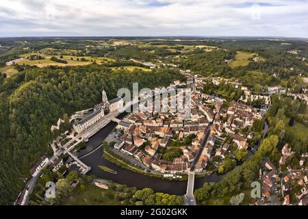 FRANKREICH - DORDOGNE - 24 - BRANTOME: PANORAMABLICK VOM WESTEN AUF DAS DORF. IM VORDERGRUND, FLUSS DRONNE, UMGEBENDE STADT. AUF DER LINKEN SEITE DAS BE Stockfoto