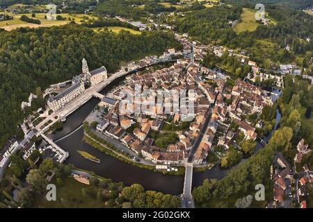 FRANKREICH - DORDOGNE - 24 - BRANTOME: PANORAMABLICK VOM SÜDWESTEN AUF DAS DORF. IM VORDERGRUND, FLUSS DRONNE, UMGEBENDE STADT. AUF DER LINKEN SEITE, Stockfoto