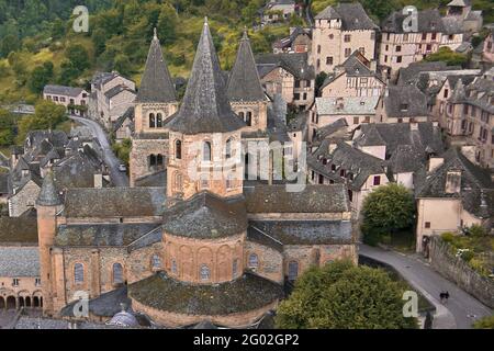 FRANKREICH - AVEYRON - 12 - CONQUES : BLICK AUF DIE APSIS DER ABTEIKIRCHE VON SAINTE FOY AUS DEM OSTEN. IN DIESEM ORT VON SELTENER SCHÖNHEIT, WO WILDNIS HAT Stockfoto