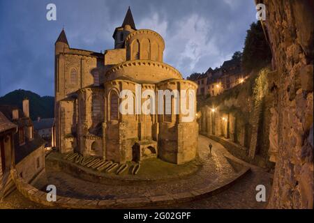 FRANKREICH - AVEYRON - 12 - CONQUES : APSIS DER ABTEIKIRCHE SAINTE FOY IN DER ABENDDÄMMERUNG. IN DIESEM ORT VON SELTENER SCHÖNHEIT, WO WILDNIS HAT SEINE PU GEHALTEN Stockfoto