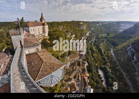 FRANKREICH - LOT - 46 - ROCAMADOUR : BLICK VOM SCHLOSS ROCAMADOUR AUS DEM SÜDEN. UNTEN IN DER MITTE, BASILIKA SAINT SAAUVEUR. AUF DER RECHTEN SEITE, STRASSE VON LA COU Stockfoto