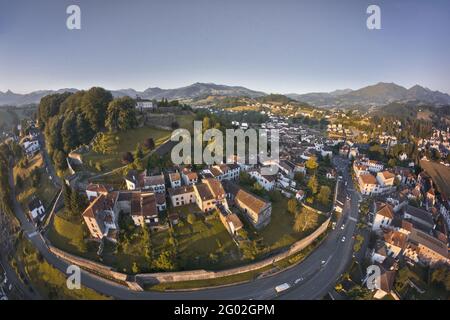 FRANKREICH - PYRENEES ATLANTIQUES - 64 - SAINT JEAN PIED DE PORT : PANORAMABLICK AUF DAS DORF AUS DEM NORDEN. AUF DER LINKEN SEITE DIE ZITADELLE. EIN ECHTES JUWEL VON T Stockfoto