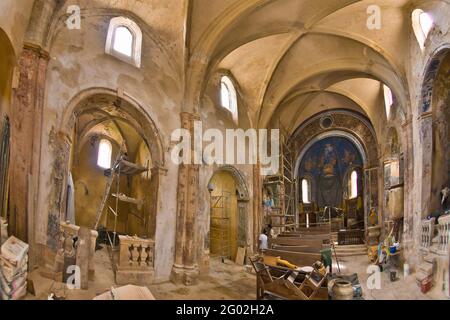 FRANKREICH - VAUCLUSE - 84 - OPPEDE LE VIEUX : INNENRAUM DER COLLEGIALE-KIRCHE, DIE DAS DORF ÜBERBLICKT. DIESE WUNDERSCHÖNE MITTELALTERLICHE STADT IST AUF DEM GIPFEL ERBAUT Stockfoto