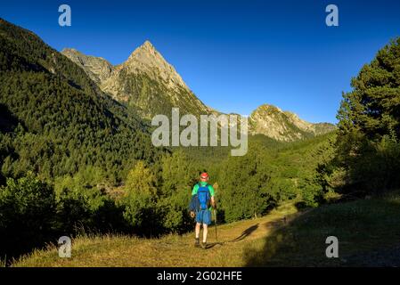 Encantats Berg vom Eingang zum Nationalpark Aigüestortes und Estany de Sant Maurici (Katalonien, Spanien, Pyrenäen) aus gesehen Stockfoto