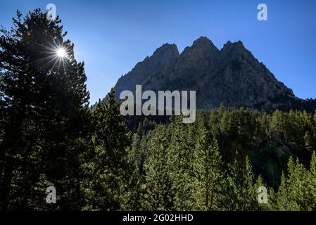 Encantats Zwillingsgipfel von der Nähe der Ernest Mallafré Hütte im Sommer gesehen (Nationalpark Aiguestortes i Sant Maurici, Katalonien, Spanien, Pyrenäen) Stockfoto