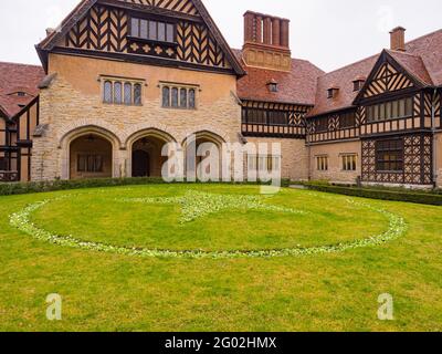 Potsdam, Brandenburg, Deutschland - Mär 2019: Schloss Cecilienhof - Schloss Cecilienhof - historischer Ort der Potsdamer Konferenz von 1945- im Schloss Stockfoto