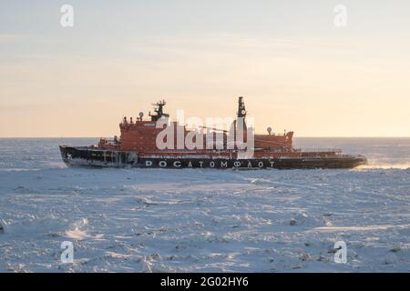 Sabetta, Region Tjumen, Russland - 22. März 2021: Der 50 ließ Pobedy Eisbrecher zieht in Eis. Stockfoto