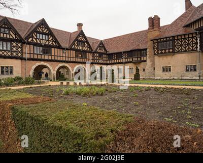 Potsdam, Brandenburg, Deutschland - Mär 2019: Schloss Cecilienhof - Schloss Cecilienhof - historischer Ort der Potsdamer Konferenz von 1945- im Schloss Stockfoto