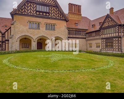 Potsdam, Brandenburg, Deutschland - Mär 2019: Schloss Cecilienhof - Schloss Cecilienhof - historischer Ort der Potsdamer Konferenz von 1945- im Schloss Stockfoto