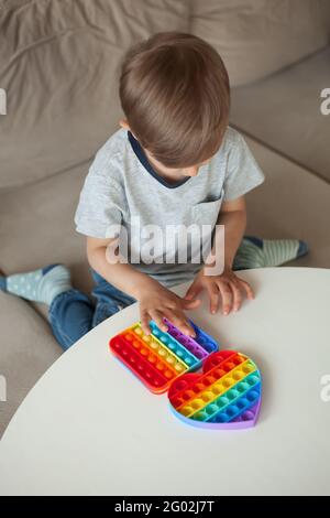 Pop it Spielzeug Fidget, Kind spielen mit Anti-Stress-Spielzeug Stockfoto