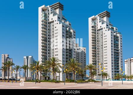 Neue, moderne Hochhausgebäude unter blauem Himmel in der Stadt Ashdod, Israel. Stockfoto
