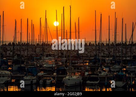 Yachten und Boote, die in der Marina bei Sonnenuntergang in Ashkelon, Israel, festgemacht sind. Stockfoto