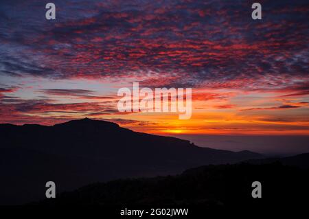 La Mola vom Gipfel des Turó de la Pola bei einem Winteraufgang gesehen (Vallès ocidental, Barcelona, Katalonien, Spanien) Stockfoto