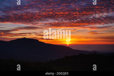 La Mola vom Gipfel des Turó de la Pola bei einem Winteraufgang gesehen (Vallès ocidental, Barcelona, Katalonien, Spanien) Stockfoto