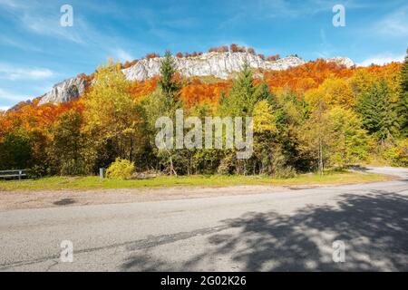 Straße schlängelt sich durch die Berglandschaft. Sonnige Naturkulisse im Herbst. Pietrele Negre, Naturpark Apuseni, Land Bihor, Rumänien Stockfoto