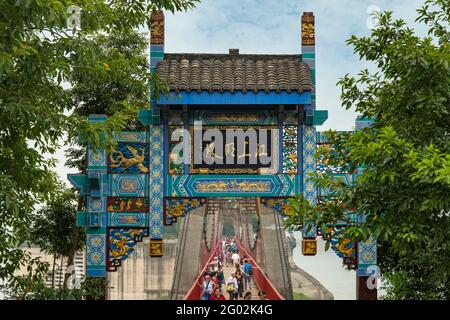 Eingangstor zur Roten Pagode, Shibaozhai, Chongqing, China Stockfoto