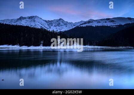 Lac de Payolle See in einer Winterdämmerung und Nacht (Midi-Pyrénées, Occitania, Frankreich) ESP: Lac de Payolle en un crepúsculo y noche de invierno Francia Stockfoto