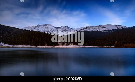 Lac de Payolle See in einer Winterdämmerung und Nacht (Midi-Pyrénées, Occitania, Frankreich) ESP: Lac de Payolle en un crepúsculo y noche de invierno Francia Stockfoto