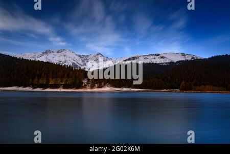 Lac de Payolle See in einer Winterdämmerung und Nacht (Midi-Pyrénées, Occitania, Frankreich) ESP: Lac de Payolle en un crepúsculo y noche de invierno Francia Stockfoto