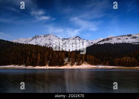 Lac de Payolle See in einer Winterdämmerung und Nacht (Midi-Pyrénées, Occitania, Frankreich) ESP: Lac de Payolle en un crepúsculo y noche de invierno Francia Stockfoto