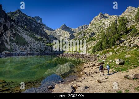 Monestero-See (Aigüestortes i Estany de Sant Maurici Natonalpark, Pyrenäen, Katalonien, Spanien) ESP: Lago Estany de Monestero (PN Sant Maurici) Stockfoto