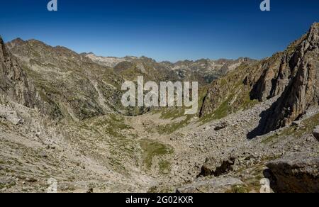 Monestero Tal von der Nähe des Coll de Monestero Gebirgspass (Nationalpark Aigüestortes i Estany de Sant Maurici, Katalonien, Spanien, Pyrenäen) Stockfoto