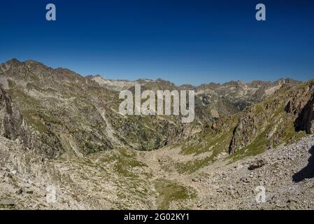 Monestero Tal von der Nähe des Coll de Monestero Gebirgspass (Nationalpark Aigüestortes i Estany de Sant Maurici, Katalonien, Spanien, Pyrenäen) Stockfoto