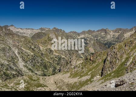 Monestero Tal von der Nähe des Coll de Monestero Gebirgspass (Nationalpark Aigüestortes i Estany de Sant Maurici, Katalonien, Spanien, Pyrenäen) Stockfoto