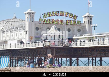 Brighton UK 31. Mai 2021 - Frühe Sonnenanbeter am Strand von Brighton, während sie die heiße Sonne genießen und die Temperaturen in Teilen des Südostens voraussichtlich bis Mitte der zwanziger Jahre erreichen werden : Credit Simon Dack / Alamy Live News Stockfoto