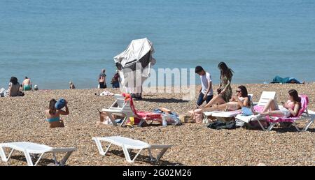 Brighton UK 31. Mai 2021 - Sonnenanbeter am Strand von Brighton genießen die heiße Sonne mit Temperaturen, die voraussichtlich Mitte der zwanziger Jahre in Teilen des Südostens erreicht werden : Credit Simon Dack / Alamy Live News Stockfoto