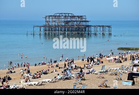 Brighton UK 31. Mai 2021 - Sonnenanbeter am Strand von Brighton genießen die heiße Sonne mit Temperaturen, die voraussichtlich Mitte der zwanziger Jahre in Teilen des Südostens erreicht werden : Credit Simon Dack / Alamy Live News Stockfoto