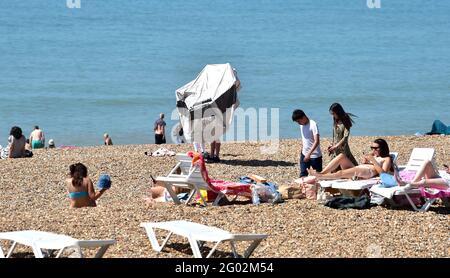 Brighton UK 31. Mai 2021 - Sonnenanbeter am Strand von Brighton genießen die heiße Sonne mit Temperaturen, die voraussichtlich Mitte der zwanziger Jahre in Teilen des Südostens erreicht werden : Credit Simon Dack / Alamy Live News Stockfoto