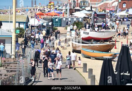 Brighton UK 31. Mai 2021 - Sonnenanbeter am Strand von Brighton genießen die heiße Sonne mit Temperaturen, die voraussichtlich Mitte der zwanziger Jahre in Teilen des Südostens erreicht werden : Credit Simon Dack / Alamy Live News Stockfoto