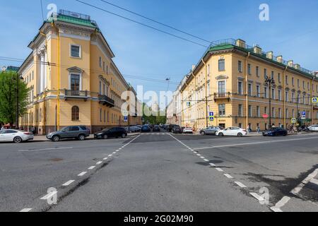 Blick auf das Admiralty-Gebäude vom Isaaksplatz in Sankt Petersburg, Russland. Stockfoto