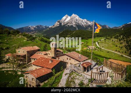 Der Berg Pedraforca und das Dorf Gisclareny vom Aussichtspunkt Gargallosa aus gesehen, an einem Frühlingsmorgen (Provinz Barcelona, Katalonien, Spanien, Pyrenäen) Stockfoto