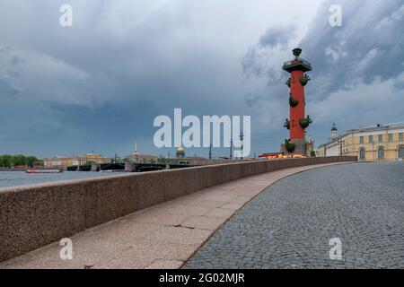 Sankt Petersburger Ufer mit dramatischem Himmel in Russland. Stockfoto