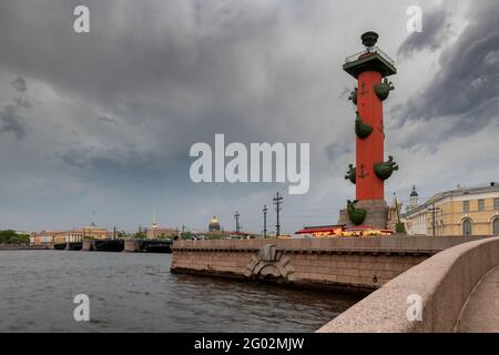 Sankt Petersburger Ufer mit dramatischem Himmel in Russland. Stockfoto