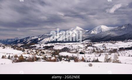 Pyrénées Orientales Berge von Mont-Louis aus gesehen an einem winterverschneiten Tag (Pyrenees Orientales, Oczitanie, Frankreich) Stockfoto