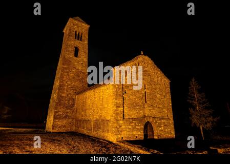 Romanische Kirche von Sant Climent de Coll de Nargó, bei Nacht (Alt Urgell, Katalonien, Spanien, Pyrenäen) Stockfoto