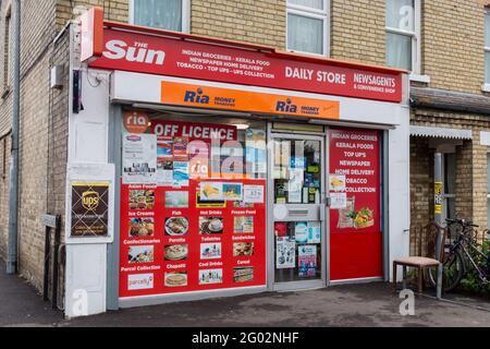 Der Daily Store-Zeitungskioster an der Cherry Hinton Road, Cambridge, Großbritannien, bietet eine breite Palette von Dienstleistungen an, darunter Lizenzausnahme, Ria-Geldtransfer und UPS col Stockfoto