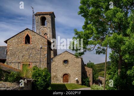 Die Kirche Santa Eugènia de Nerellà, bekannt als der "Turm von Pisa" in Cerdanya (Katalonien, Spanien, Pyrenäen) ESP: Iglesia de Santa Eugènia de Nerellà Stockfoto